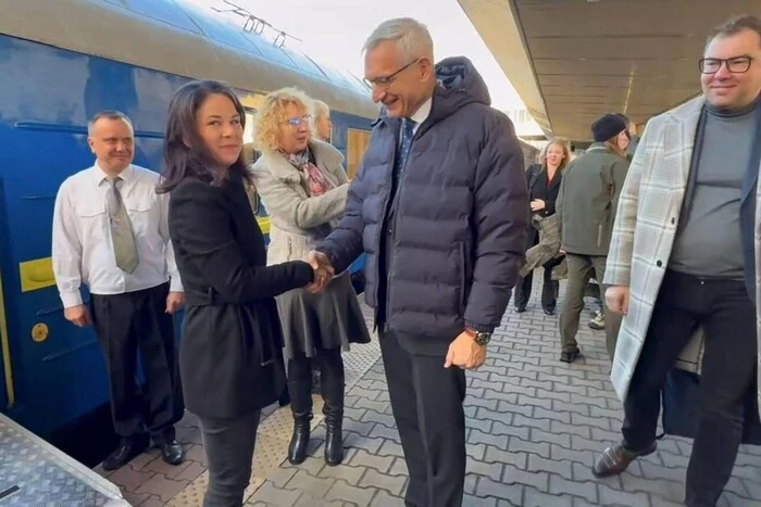 Die deutsche Außenministerin ist in Kiew angekommen (Foto)