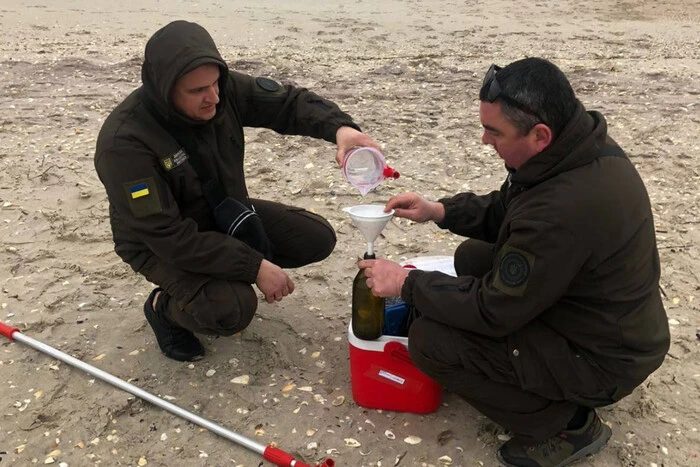 Schweröl an der Küste von Odessa: Ökologen haben Proben zur Analyse genommen