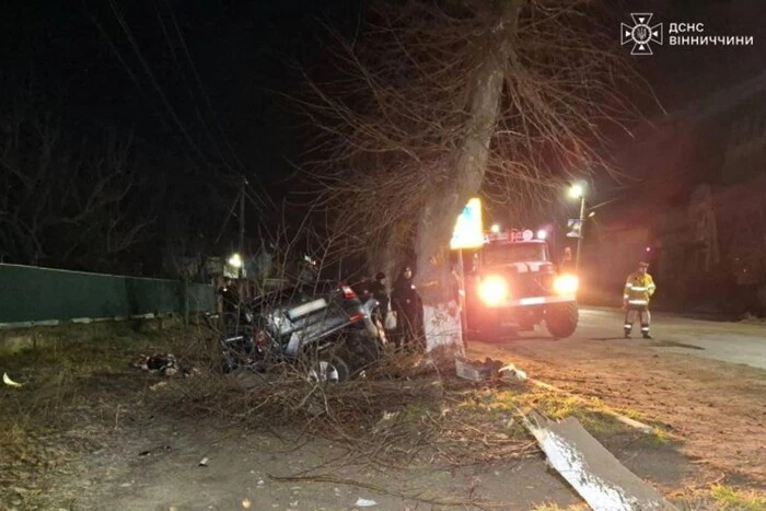 Im Tulscher Bezirk in der Region Winnyzja ist ein Auto von der Straße abgekommen