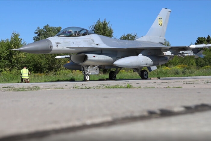 Selensky: F-16 in der Ukraine, wir haben das ermöglicht (Video)