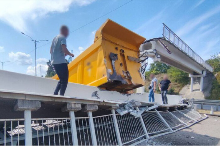 Auf der Autobahn Kiew-Odessa stürzte eine Brücke wegen eines Unfalls ein (Foto, Video)