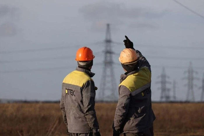 Na Donbasie i Dniepropietrowszczyźnie energetycy DTEK nadal przywracają światło po ostrzałach