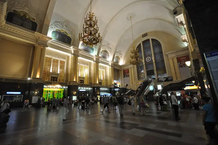 „Ukrzalіznytsia“ wird auf Bahnhöfen die Gedichte gefallener ukrainischer Soldaten übertragen