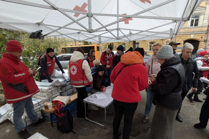 Durch den nächtlichen Beschuss wurde eine der Familienambulanzen im Zentrum von Odessa beschädigt