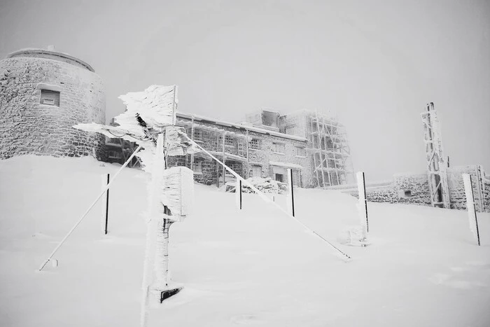 Snowdrifts and frost in the Carpathians