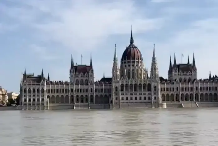 Картинка: Будівля угорського парламенту під водою