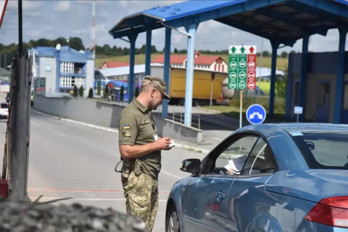 In der Region Rowno hat ein Mann sich an einem Kontrollpunkt die Hände geschnitten