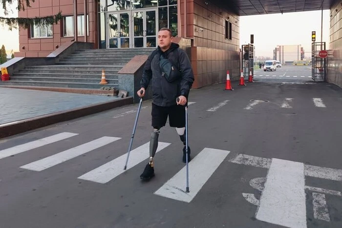 Kriegsveteran aus Wolhynien kehrt nach dem Verlust seiner Beine zur Arbeit in die Fabrik zurück