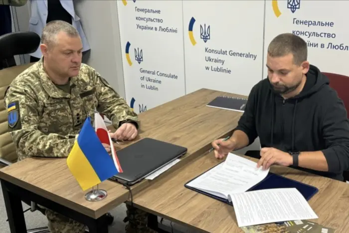 Volunteers sign contracts with the Armed Forces of Ukraine