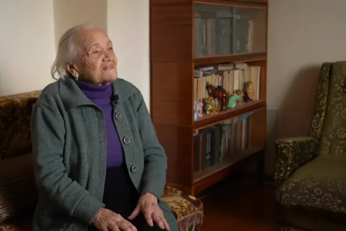 101-year-old intelligence officer shakes Putin by the shoulders