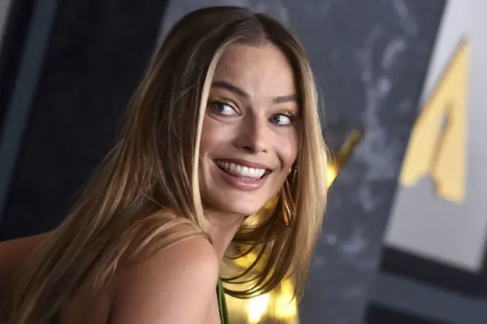 Margot Robbie zeigt sich erstmals nach der Geburt mit Neugeborenem