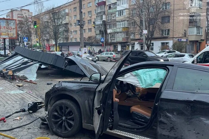 Verkehrsunfall in Chmelnyzkyj: Auto raste in eine Haltestelle des öffentlichen Verkehrs