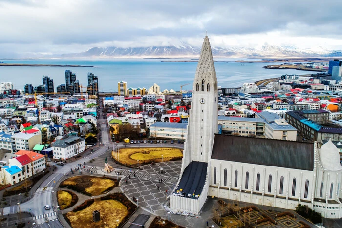 Iceland transitions to four-day work week - image