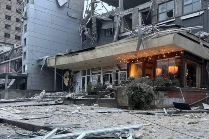 garlands in the cafe near the destroyed private clinic