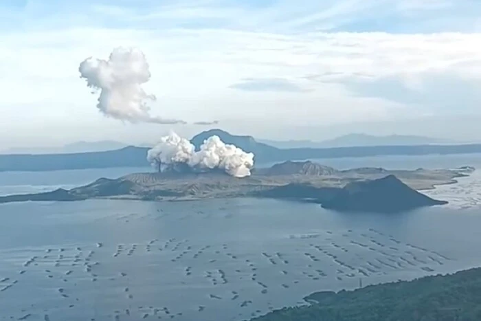 Der Vulkan Taal auf den Philippinen bricht aus (Video)