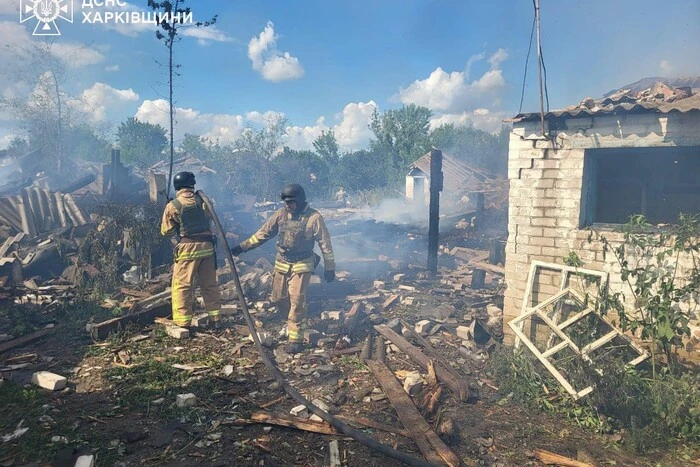 Collapsed administrative building in Kozacha Lopan