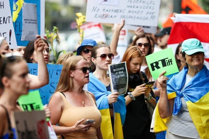 Aufführung des Films „Russische im Krieg“ in Toronto löste umfangreiche pro-ukrainische Proteste aus