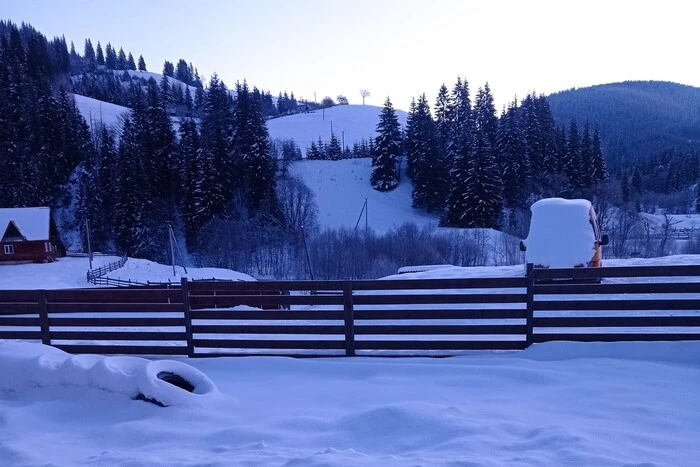 Atmospheric photos with snow in the Carpathians