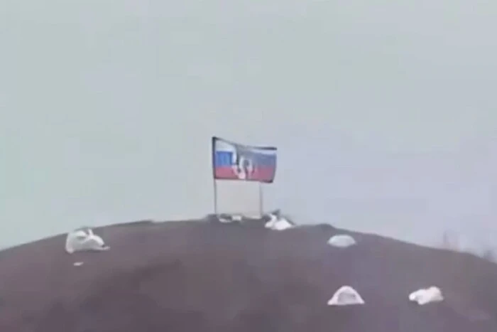 Die russischen Militärs hissen ihre Flagge in der Nähe von Pokrowsk