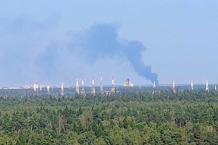 In Podmoskow brennt das Gebäude des Militärflugplatzes 'Tschkalowski'