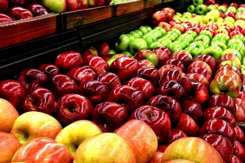 Prices for apples and grapes at supermarkets and markets