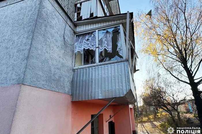 Die Fenster und Türen des Eingangs sind herausgeflogen. In der Region Riwne wurden die Folgen des Raketenangriffs gezeigt (Foto)