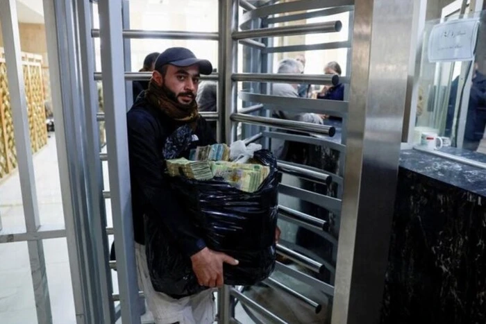 Syrians are carrying money to the banks