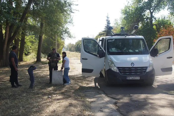 Jak ochotnicy i policja ratują dzieci z linii frontu (zdjęcia)