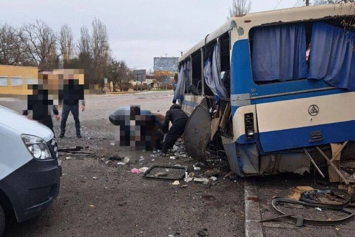 Public transport stop in Nova Kakhovka after the attack by the Russians