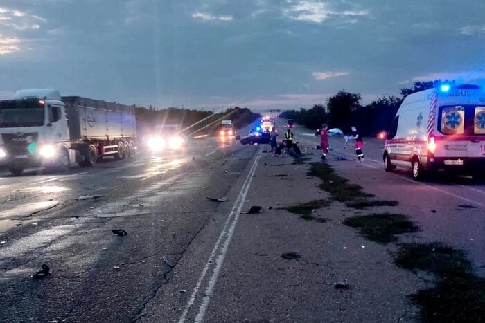 Tödlicher Unfall auf der Autobahn Kiew-Odessa: PKW kollidiert mit einem Lastwagen (Foto)