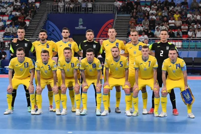 Die ukrainische Nationalmannschaft feiert den ersten Sieg im WM-Futsal-Playoff