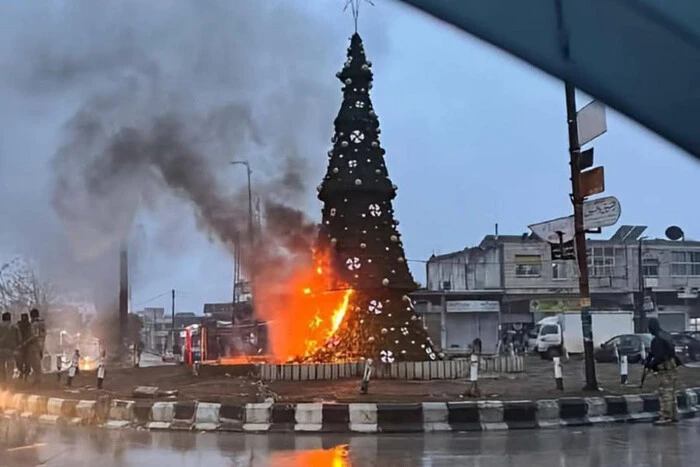 In Syrien sind Proteste wegen der Verbrennung des Weihnachtsbaums ausgebrochen