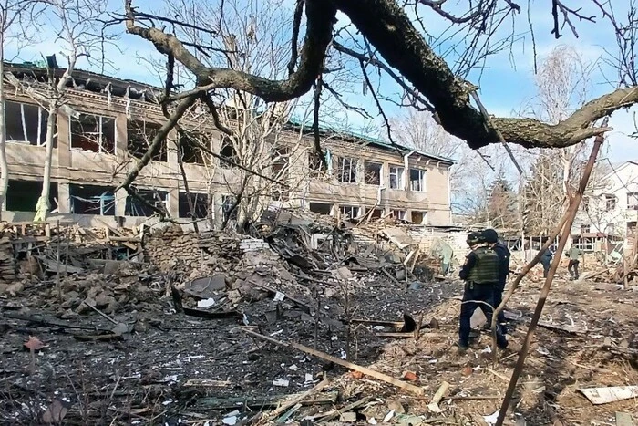 Atak lotniczy Rosji na Chersoń: policja pokazała skutki