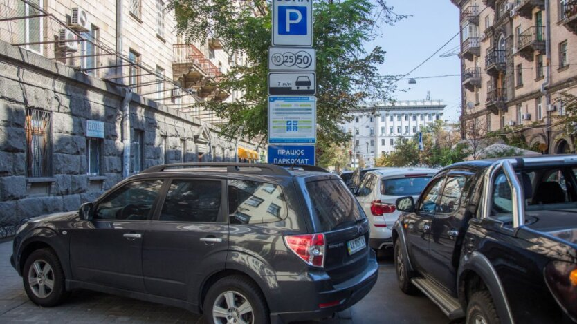 Die Fahrer von Kiew haben einen Rekord bei den Verstößen aufgestellt: wie viele Strafen die 'Parkhelden' gezahlt haben