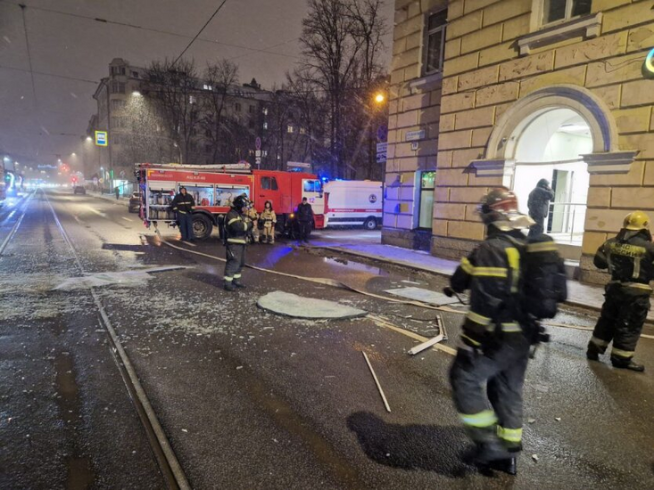 Пламя поглощает здание почты в Москве