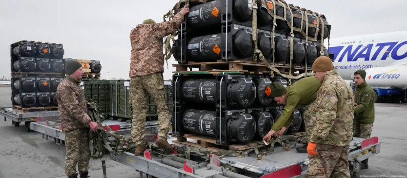 Фотографія жахливих військових сцен на фоні зруйнованого міста