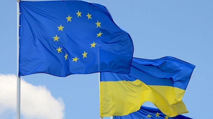 Flag of Ukraine and European Union flags