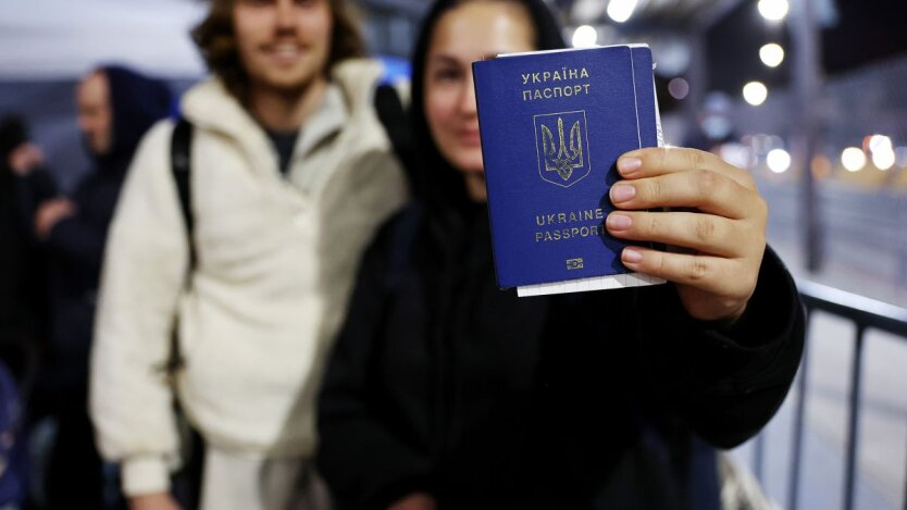 Image of Polish identity card and travel document