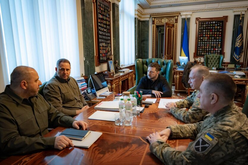 Зеленський обговорив військові завдання і забезпечення армії з керівництвом ЗСУ