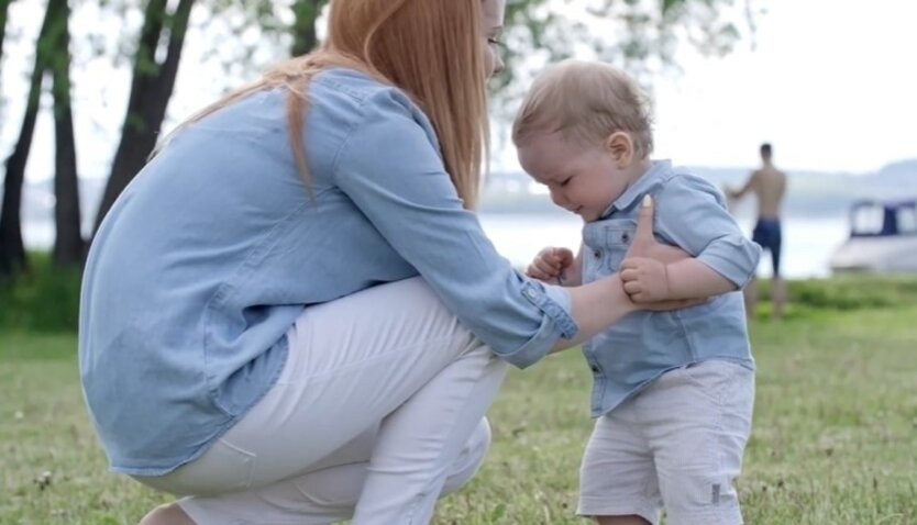 Діти підпирають мережу купюрами