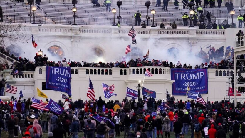 Trump ułaskawił skazanych za szturm na Kapitol