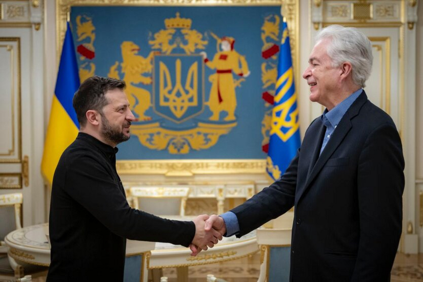 Zelensky walks to meet Burns