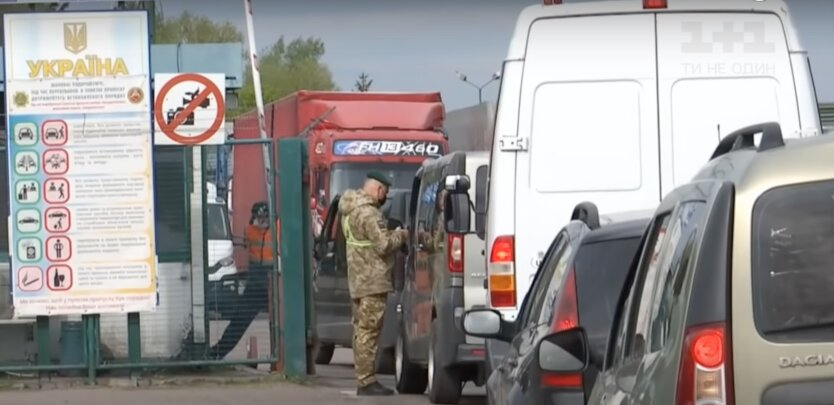 Ukrainian passengers at the border with Poland