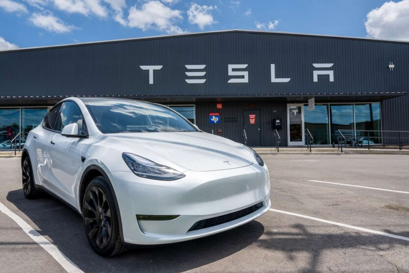 Продажі Tesla зневернулись після декількох десятиліть