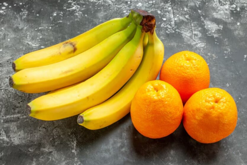 Oranges and bananas on the shelf