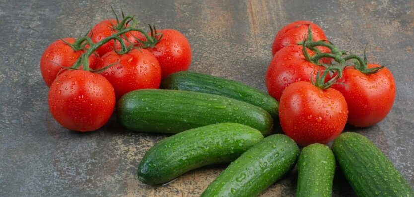 The difference in prices for cucumbers and tomatoes