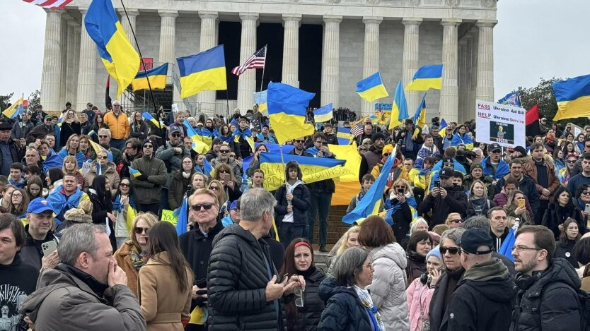 Люди в зале, голосуют за министерство