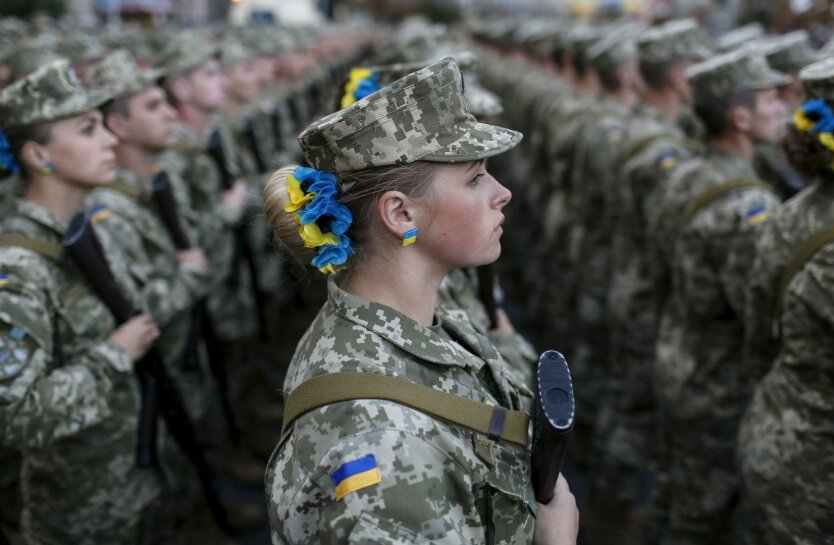 Люди военной базы во время тренировки