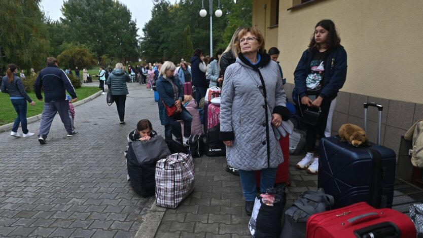 Group of refugees, money, Ukraine