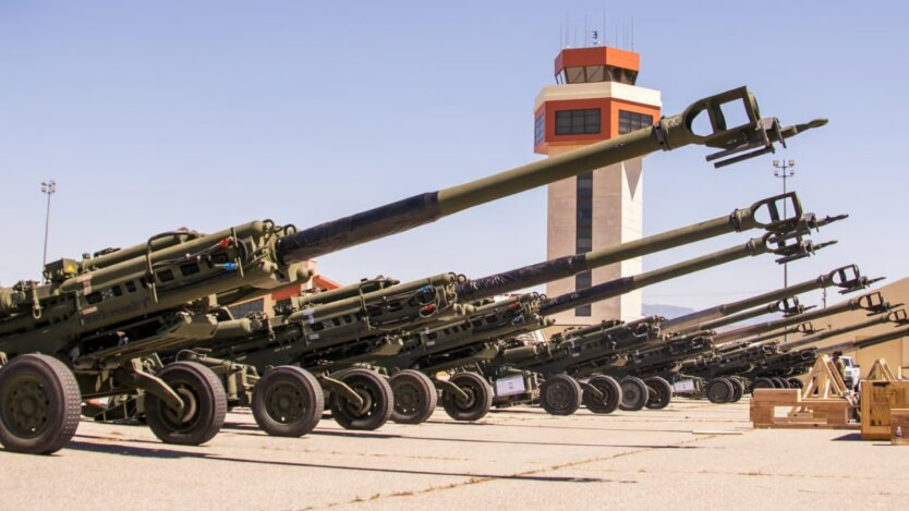 Image of the factory and howitzers for Ukraine